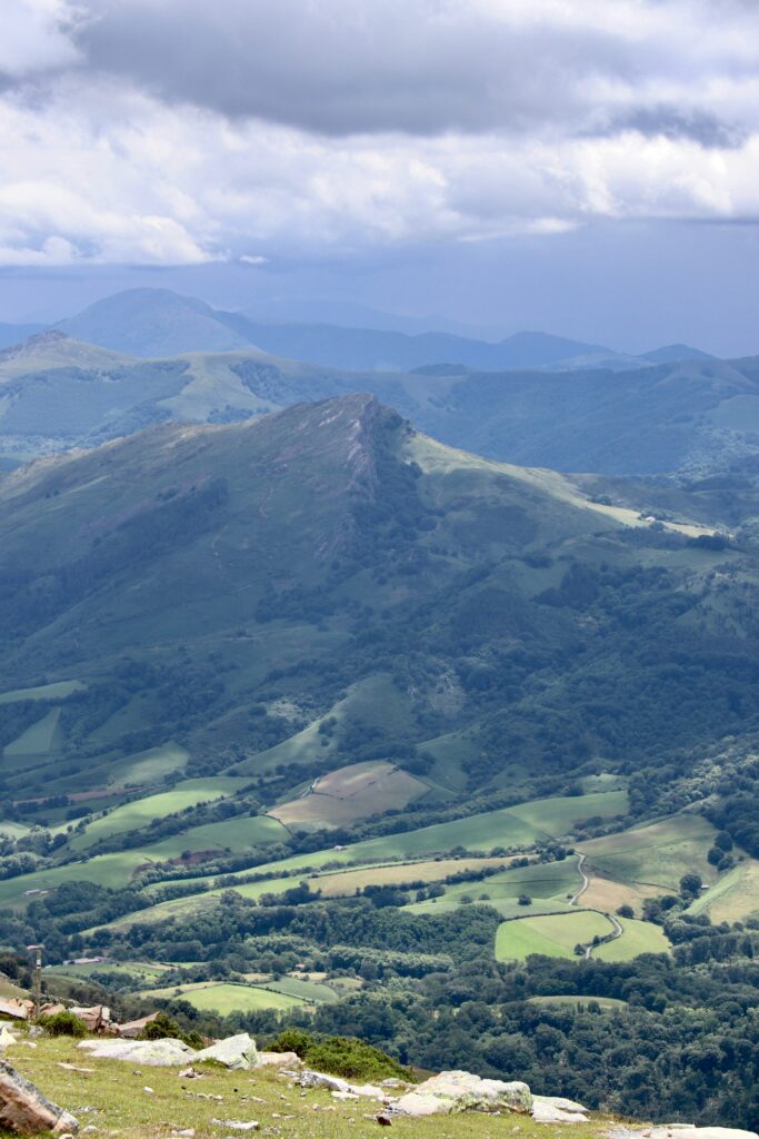 Es una fotografía del paisaje típico del País Vasco, que es la zona en la que vivimos y trabajamos. Es para demostrar que somos locales.