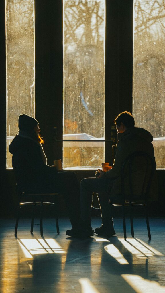 Dos personas sentadas en una zona tranquila de un local de Vitoria/Gasteiz. Sugiere que están en una sesión de cocaching.